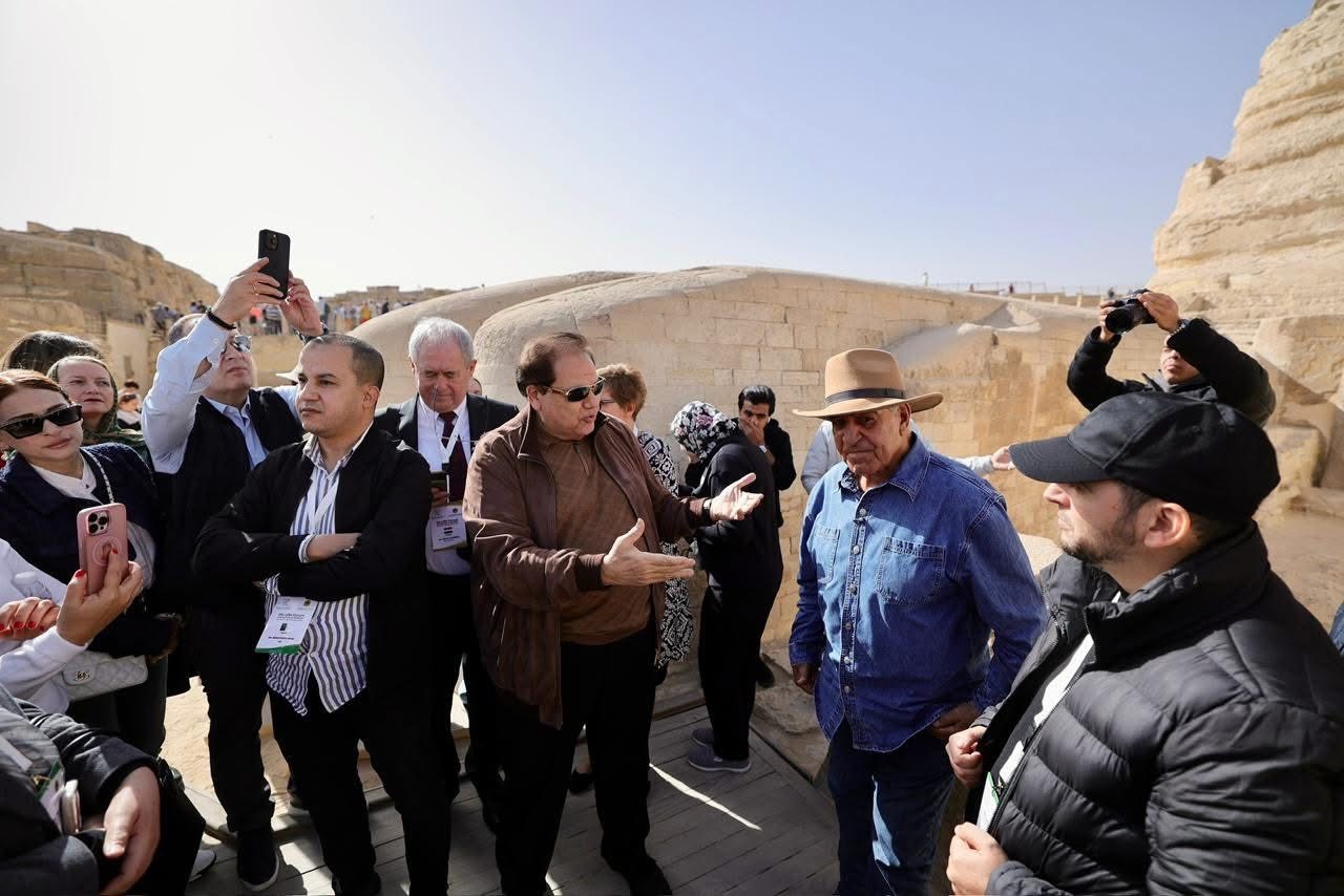 من أمام تمثال أبو الهول زاهي حواس يلتقي رؤساء برلمانات البحر المتوسط